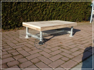 salontafel van steigerhout en steigerbuizen frame